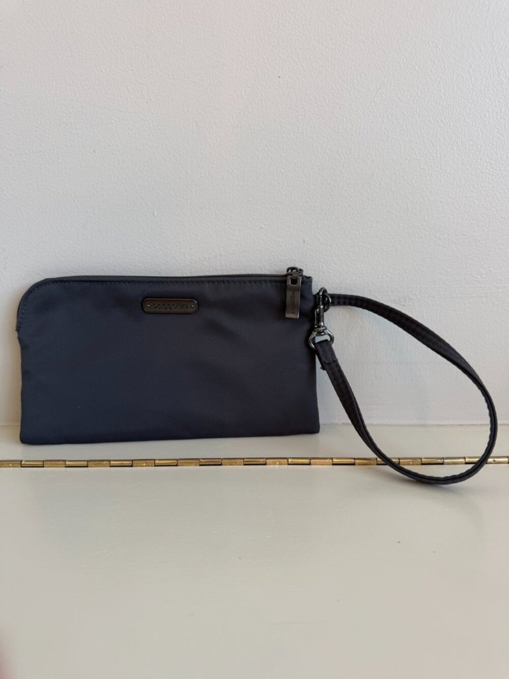 NWOT Baggallini Gray RFID Nylon Wristlet Wallet Detachable Strap